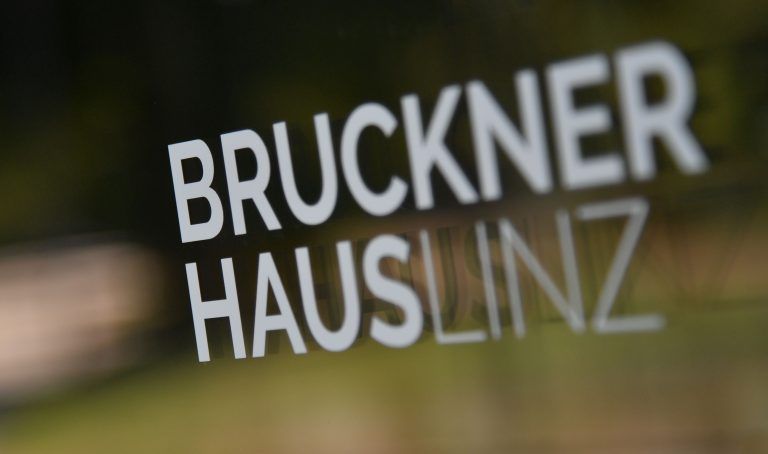 ABD0069_20230302 – LINZ – STERREICH: ++ ARCHIVBILD/THEMENBILD ++ Der Schriftzug “Brucknerhaus Linz” am 22. August 2018, in Linz. Obersterreich begeht 2024 anlsslich des 200. Geburtstag des Komponisten Anton Bruckner das Brucknerjahr. (ARCHIVBILD VOM 22.8.2018) – FOTO: APA/BARBARA GINDL