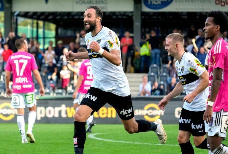 ABD0076_20221016 – ALTACH – STERREICH: Jubel zum 1:0 durch Torschtze Atdhe Nuhiu (Altach) whrend der Admiral Bundesliga- Begegnung zwischen Cashpoint SCR Altach und TSV Egger Glas Hartberg am Sonntag, 16. Oktober 2022, in Altach. – FOTO: APA/DIETMAR STIPLOVSEK