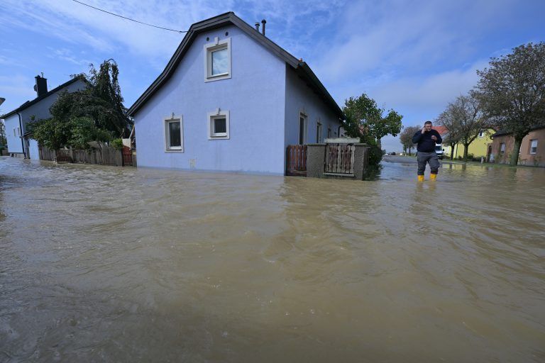 ABD0081_20240917 – ASPARN – STERREICH: ZU APA0119 VOM 17.9.2024 – Blick auf ein vom Hochwasser betroffenes Haus, aufgenommen am Dienstag. 17. September 2024, in Asparn. – FOTO: APA/ROLAND SCHLAGER