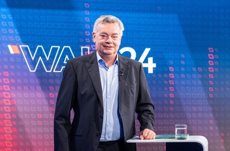ABD0091_20240920 – WIEN – STERREICH: Vizekanzler Werner Kogler am Freitag, 20. September 2024, im Rahmen eines ORF TV-Duells zwischen Karl Nehammer (VP) und Werner Kogler (Grne) in Wien anl. der bevorstehenden Nationalratswahl.. – FOTO: APA/GEORG HOCHMUTH