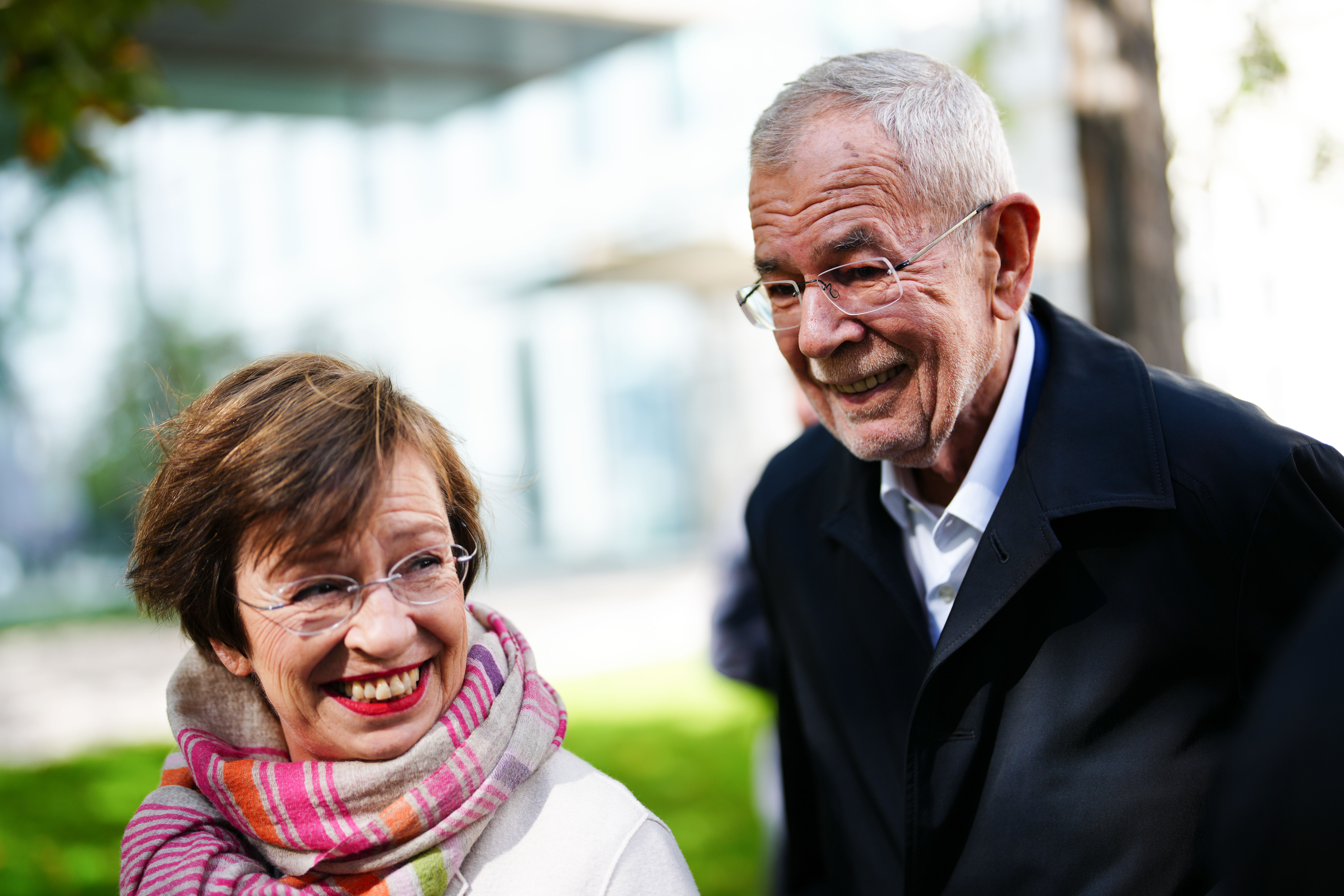 ABD0110_20240929 – WIEN –
STERREICH: Doris Schmidauer und Bundesprsident Alexander Van der Bellen am Sonntag, 29. September 2024, anlsslich der Stimmabgabe im Rahmen der Nationalratswahl in Wien. – FOTO: APA/EVA MANHART