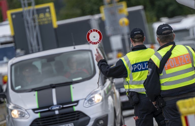 ABD0117_20240910 – KIEFERSFELDEN – DEUTSCHLAND: 10.09.2024, Bayern, Kiefersfelden: Polizisten kontrollieren am Grenzbergang Kiefersfelden den aus sterreich kommenden Verkehr. Die Bundesinnenministerin hat vorbergehende Kontrollen an allen deutschen Landesgrenzen angeordnet zur Begrenzung der irregulren Migration sowie dem Schutz der inneren Sicherheit vor den aktuellen Bedrohungen durch den islamistischen Terrorismus und vor grenzberschreitender Kriminalitt. Foto: Peter Kneffel/dpa +++ […]