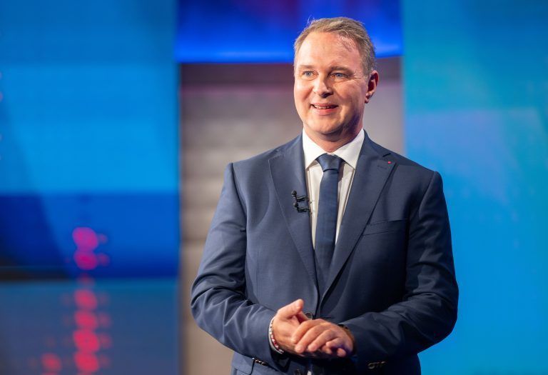 ABD0119_20240923 – WIEN – STERREICH: SP-Chef Andreas Babler am Montag, 23. September 2024, im Rahmen eines ORF TV-Duells zwischen Andreas Babler (SP) und Beate Meinl-Reisinger (NEOS) in Wien anl. der bevorstehenden Nationalratswahl.. – FOTO: APA/GEORG HOCHMUTH