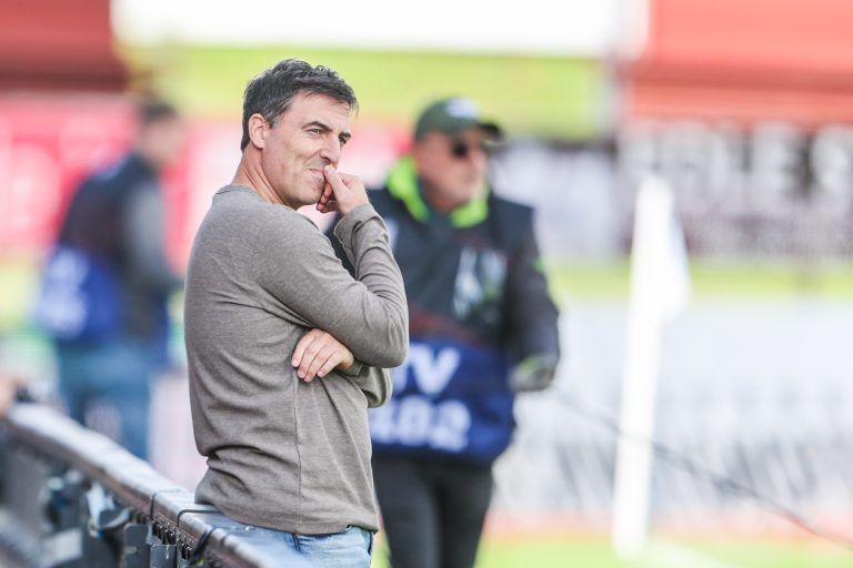 ABD0157_20240929 – HARTBERG – STERREICH: Trainer Joachim Standfest (Altach) am Sonntag, 29. September 2024, whrend der Admiral Bundesliga-Begegnung, 8. Runde, zwischen TSV Egger Glas Hartberg und Cashpoint SCR Altach in Wolfsberg. – FOTO: APA/RICHARD PURGSTALLER