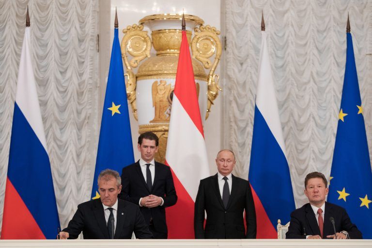 ABD0163_20181003 – SANKT PETERSBURG – RUSSLAND: vlnr.: CEO OMV Rainer Seele, Bundeskanzler Sebastian Kurz (VP), Russlands Prsident Wladimir Putin und CEO Gazprom Alexei Borissowitsch Miller am Mittwoch, 03. Oktober 2018, whrend der Zermonie der Unterzeichnung des MoU (Memorandum of Understanding) in St. Petersburg. – FOTO: APA/GEORG HOCHMUTH
