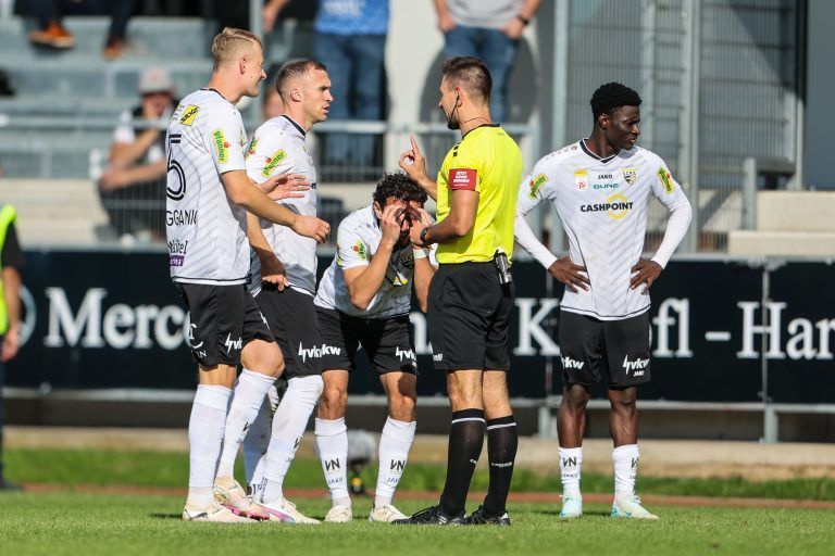 ABD0192_20240929 – HARTBERG – STERREICH: Schiedsrichter Alain Sadikovski (Mitte) am Sonntag, 29. September 2024, whrend der Admiral Bundesliga-Begegnung, 8. Runde, zwischen TSV Egger Glas Hartberg und Cashpoint SCR Altach in Wolfsberg. – FOTO: APA/RICHARD PURGSTALLER