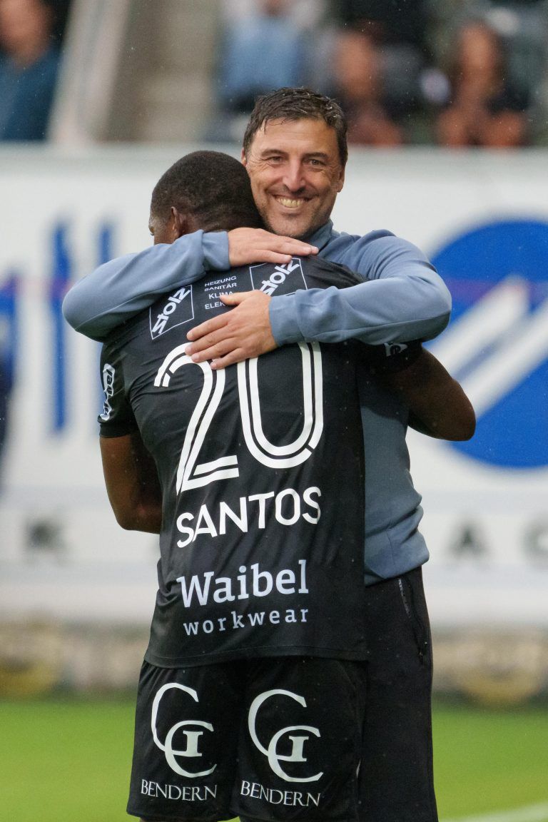 ABD0216_20240818 – ALTACH – STERREICH: Gustavo Santos Costa (Altach) und Trainer Joachim Standfest (Altach), im Rahmen der Admiral Bundesliga-Begegnung, 3. Runde, zwischen Cashpoint SCR Altach und RZ Pellets WAC am Sonntag, 18. August 2024, in Altach. – FOTO: APA/DIETMAR STIPLOVSEK
