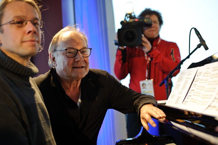APA11346446-2 – 07022013 – SCHLADMING –
STERREICH: ZU APA-TEXT KI – Klaus Maria Brandauer (m.) mit seiner musikalischen Begleitung am Klavier Arno Waschk (l.), anl. einer Lesung am Dachstein, am Donnerstag, 7. Februar 2013, im Rahmen der Alpinen Ski-Weltmeisterschaften. APA-FOTO: EXPA/SANDRO ZANGRANDO