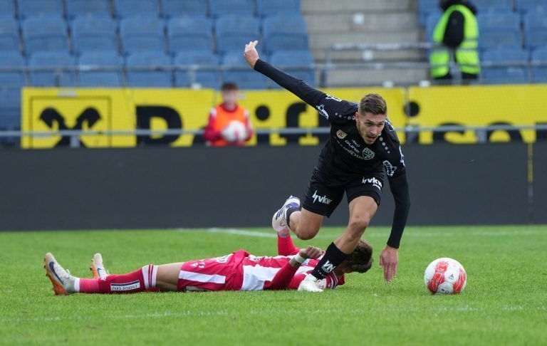 ABD0256_20240915 – GRAZ –
STERREICH: Cipot Tio (GAK) und Sandro Ingolitsch (Altach) am Sonntag, 15. September 2024, whrend der Admiral Bundesliga-Begegnung, Grunddurchgang, 6. Spieltag, zwischen GAK und Cashpoint SCR Altach in Graz. – FOTO: APA/EXPA/MARCEL PAIL