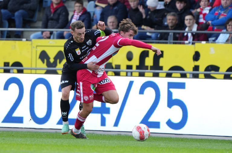 ABD0259_20240915 – GRAZ –
STERREICH: Mike-Steve Bhre (Altach) und Romeo Vucic (GAK) am Sonntag, 15. September 2024, whrend der Admiral Bundesliga-Begegnung, Grunddurchgang, 6. Spieltag, zwischen GAK und Cashpoint SCR Altach in Graz. – FOTO: APA/EXPA/MARCEL PAIL