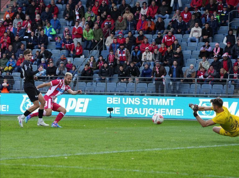 ABD0270_20240915 – GRAZ – STERREICH: Maderner Daniel (GAK) und Ammar Helac (Altach) am Sonntag, 15. September 2024, whrend der Admiral Bundesliga-Begegnung, Grunddurchgang, 6. Spieltag, zwischen GAK und Cashpoint SCR Altach in Graz. – FOTO: APA/EXPA/MARCEL PAIL