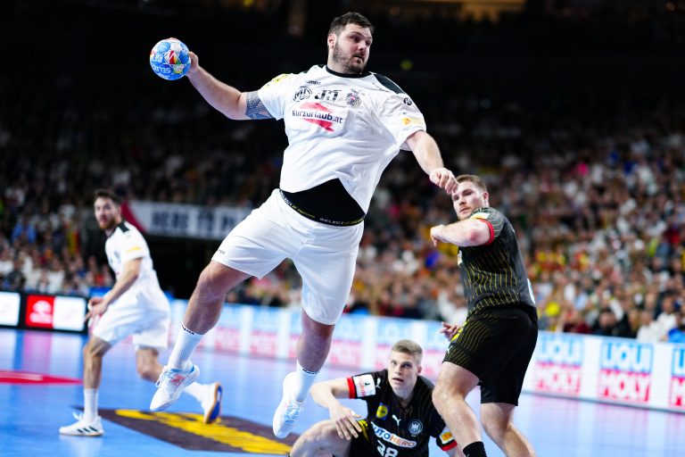 ABD0416_20240120 – KLN – DEUTSCHLAND: Tobias Wagner (sterreich) im Rahmen der Hauptrunde anl. des Spiels Deutschland – sterreich der Handball Europameisterschaft der Mnner, am Samstag, 20. Jnner 2024, in Kln. – FOTO: APA/EVA MANHART