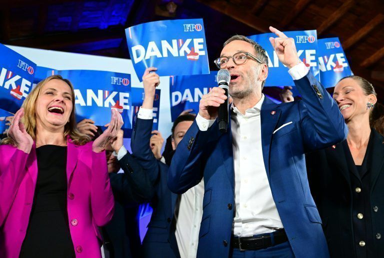 ABD0457_20240929 –
STERREICH-WEIT –
STERREICH-WEIT: Dagmar Belakowitsch (FP
), Herbert Kickl (FP
) und Susanne Frst (FP
) am Sonntag, 29. September 2024, anlsslich der FP
Wahlparty im Rahmen der Nationalratswahl in Wien. – FOTO: APA/ROLAND SCHLAGER
