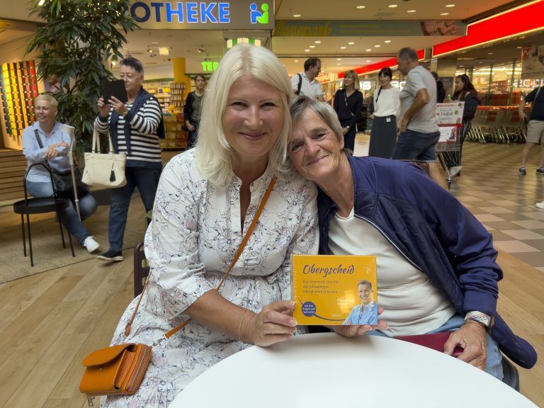 Andrea Brinkmann und Ratefüchsin Elisabeth Danglmayr mit ihrem Preis