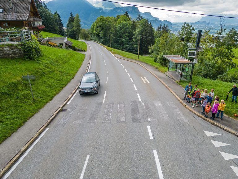 Entfernter Zebrastreifen besorgt Mütter, Infos us Leserbrief: Kurz vor Schulbeginn wurde am Oberfallenberg ohne Mitteilung einfach der Fußgängerübergang samt Hinweisschildern entfernt. Wir haben bis zu 20 Kindergarten- bzw. Schulkinder, die mittags über die vielbefahrene Bödelestraße müssen. Lt. Aussage vom Land Vorarlberg sei es “sicherer” für die Kinder, wenn sie mit Handzeichen die Straße überqueren.