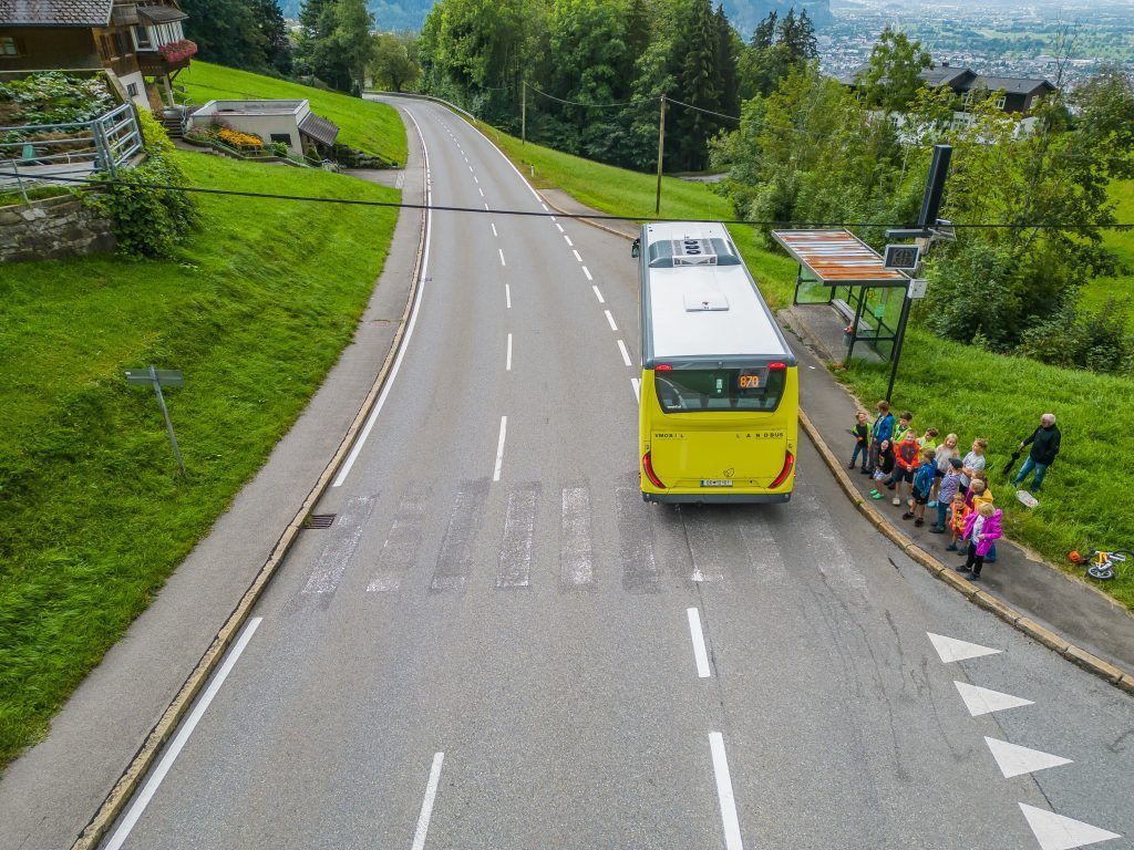 Entfernter Zebrastreifen besorgt Mütter, Infos us Leserbrief: Kurz vor Schulbeginn wurde am Oberfallenberg ohne Mitteilung einfach der Fußgängerübergang samt Hinweisschildern entfernt. Wir haben bis zu 20 Kindergarten- bzw. Schulkinder, die mittags über die vielbefahrene Bödelestraße müssen. Lt. Aussage vom Land Vorarlberg sei es “sicherer” für die Kinder, wenn sie mit Handzeichen die Straße überqueren.