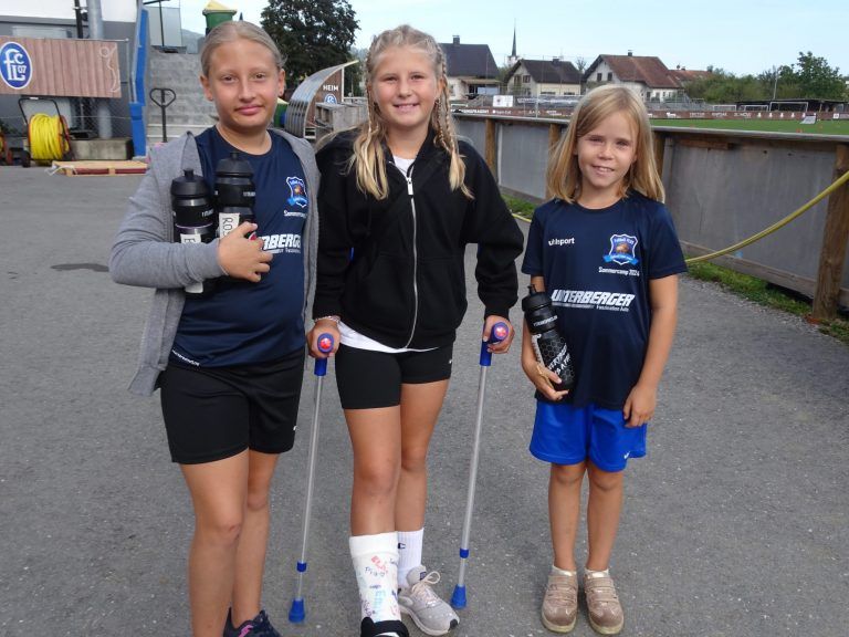 Mit Gips ins Camp - Rosalie Walser (Mitte) wurde von ihren Freundinnen Emilia und Hannah freudig begrüßt. - © cth