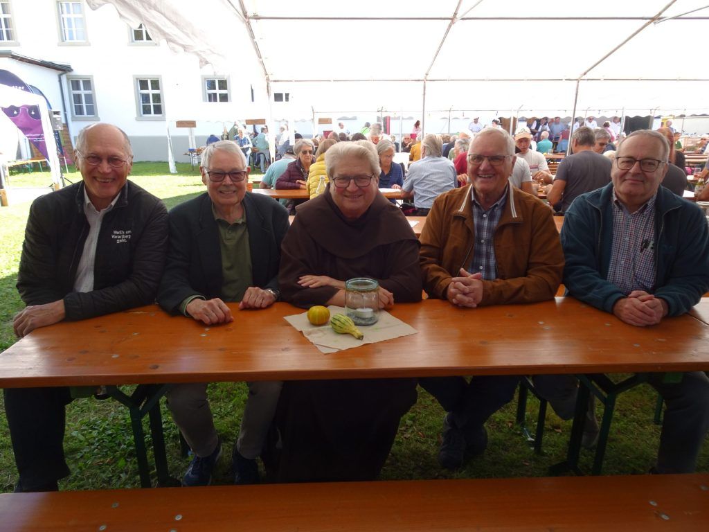 Sonniger Festnachmittag beim Dornbirner Franziskanerkloster