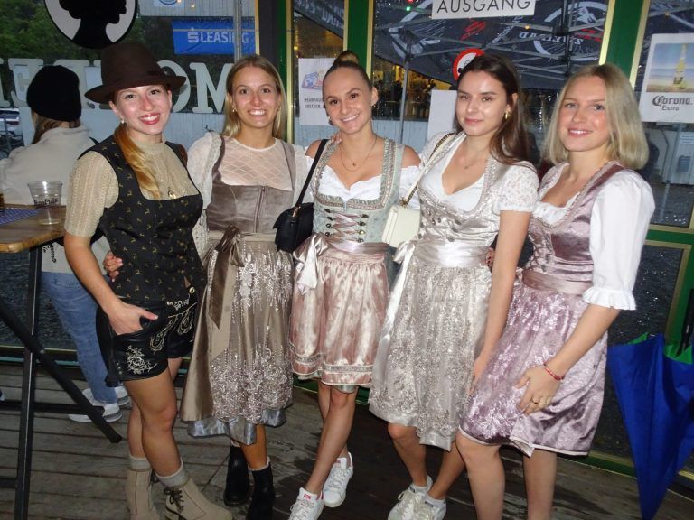 Die "Admira-Spielerfrauen" schmissen sich stilgerecht für das Oktoberfest in Schale. - © cth