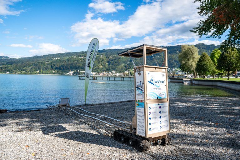 Badelift für barrierefreien Seezugang, Strandbad Bregenz, Bodensee, Firma Pandas, Vertreter ÖZIV
