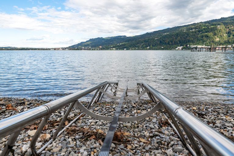 Badelift für barrierefreien Seezugang, Strandbad Bregenz, Bodensee, Firma Pandas, Vertreter ÖZIV