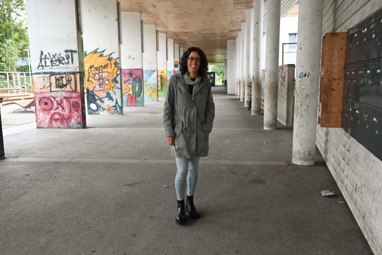 Sandra Wohlgenannt ist die erste Sozialarbeiterin, die seit gut zwei Jahren die Bewohner in der Hannes-Grabher-Siedlung betreut. - © bvs