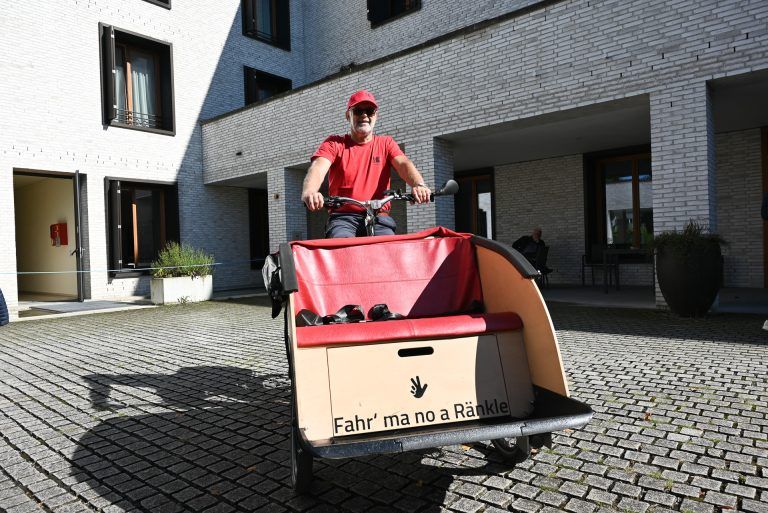 Der Dornbirner Rikscha-Pilot Manfred Gmeiner erlebt große Dankbarkeit von den Senioren. - © bvs