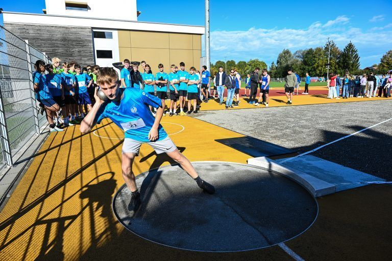 Rund 400 Schülerinnen aus Deutschland, der Schweiz und Vorarlberg traten in der Leichtahletik und dem Handball gegeneinander an. Grund dafür: der internationale Bodensee-Schulcup in Lustenau. - © bvs