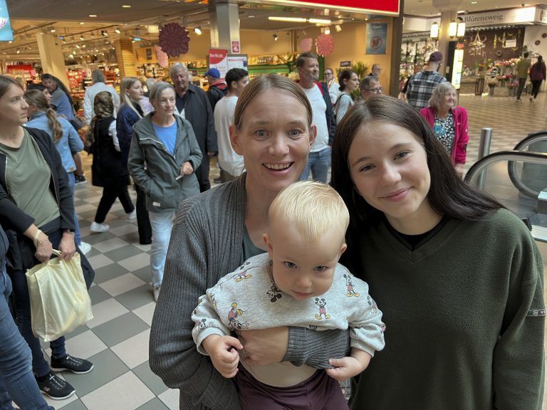 Familie beim Raten: Theresia, Emilia und die mutige Maria Lechner