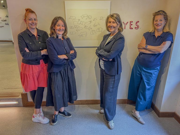 Galeristin Sandra Kacetl, Künstlerin Imelda Wachter, Theresia Bilgeri und Raphaela Stefandl bei der Eröffnung im 9und20