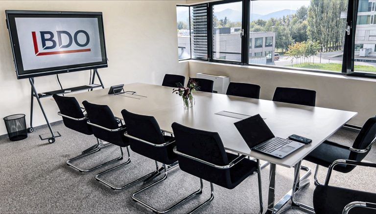 Großzügiges Besprechungszimmer für Gespräche aller Art