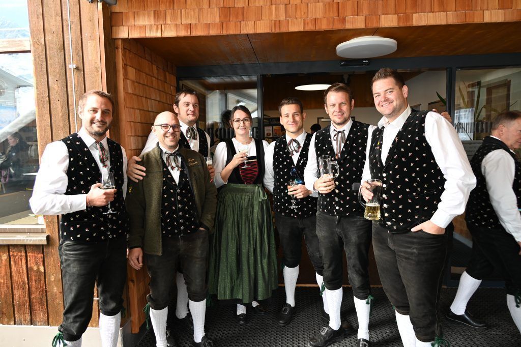 Herbstfest im weißen Kleid