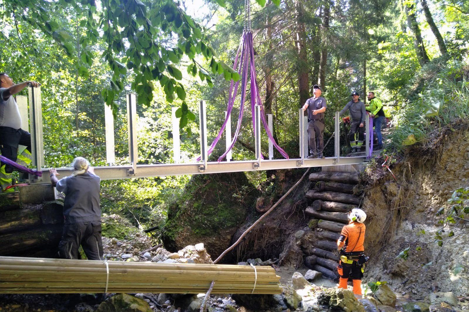 Zentimeterarbeit beim Einbau der neuen "Grenzbrücke" von Hörbranz nach Eichenberg. - © Bauhof Hörbranz