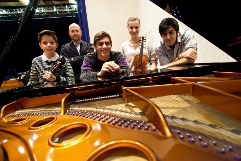 Probe fr die Ma hilft Gala, Junge Knstler Moritz Huemer, Sara Domjanic, Aaron Pilsan Kian Soltani. Gruppenbild mit dem Dirigenten Florian Krumpck und dann den Dirigenten beim Proben mit dem Orchester.