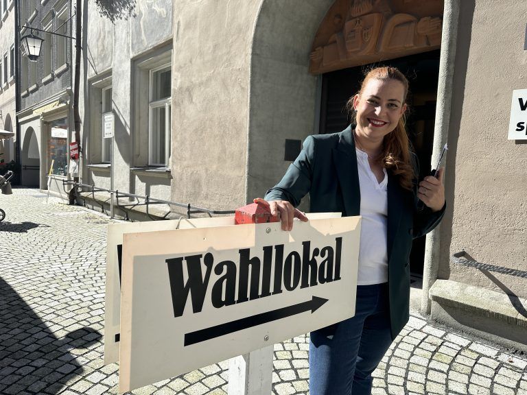 Nationalratswahl 2024 - Wahllokal Andelsbuch, Thomas Spalt FPÖ Nofels Kindergarten Rheinstrasse, Nina Tomaselli Gtünr Feldkirch Rathaus