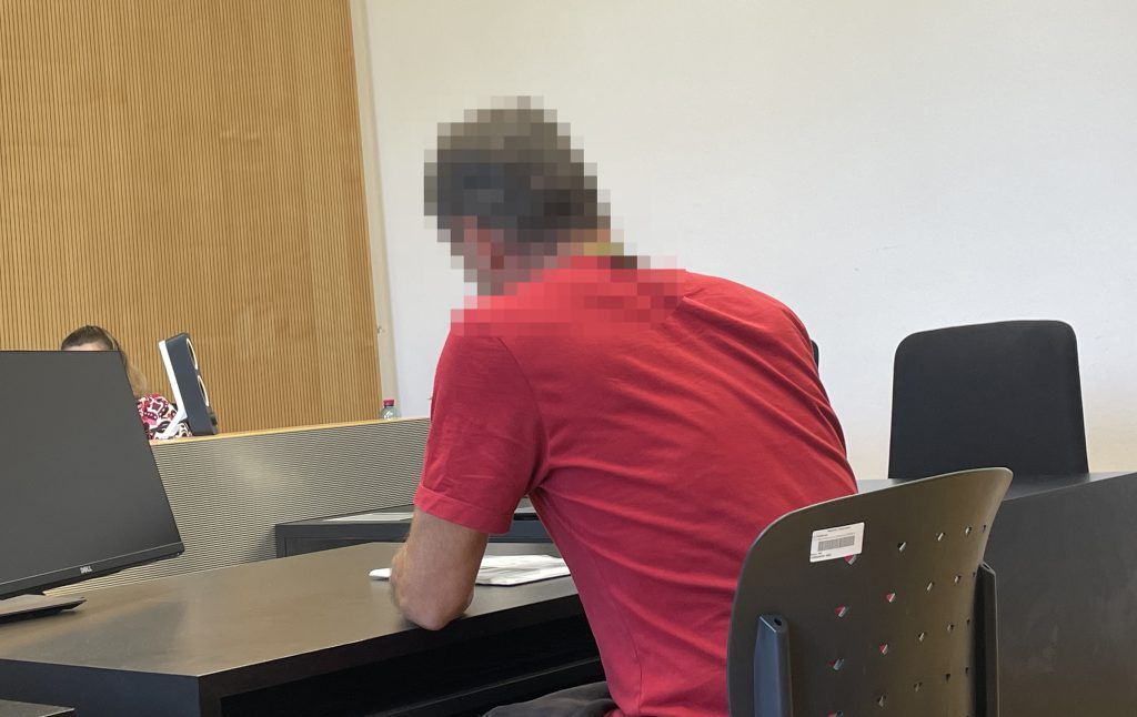 Wie Mayonnaise zur Waffe hätte werden sollen: Mann drohte mit Niederfackeln eines Imbisses