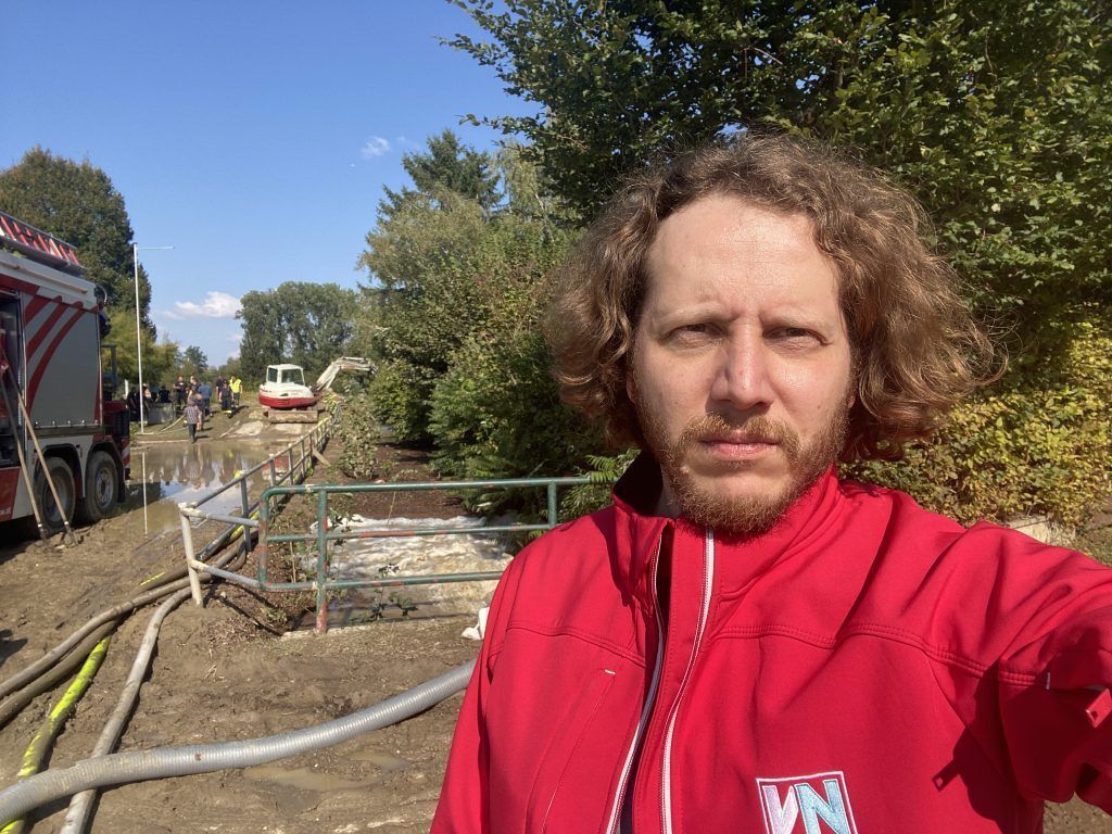 VN-Reporter im Hochwassergebiet: Feuerwehrleute im Dauereinsatz – die Lage vor Ort