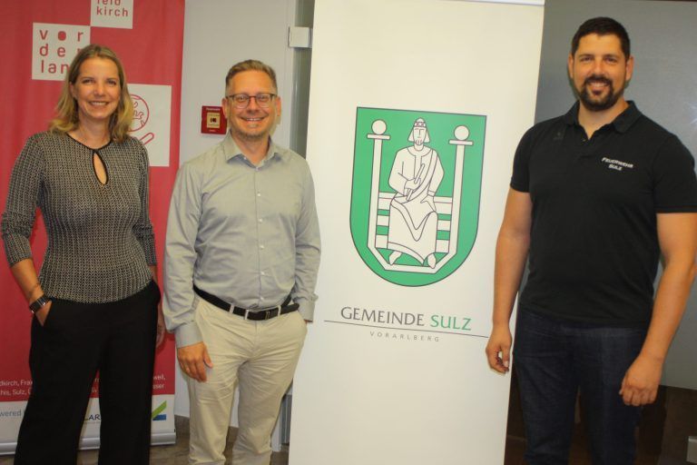 Sulz Vizebürgermeisterin Gerda Schnetzer-Sutterlüty und Gemeindeoberhaupt Michael Schnetzer mit Feuerwehr Kommandant Matthias Walser freuen sich auf die Kilbi und hoffen auf ein Traumwetter. - © VN-TK