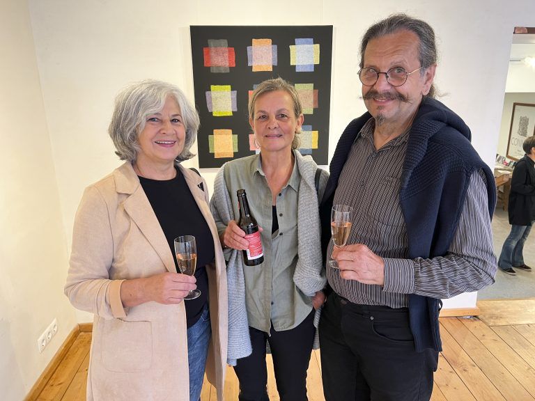 Karoline Bohle (mi) mit Christine und Othmar Dressel beim Rundgang