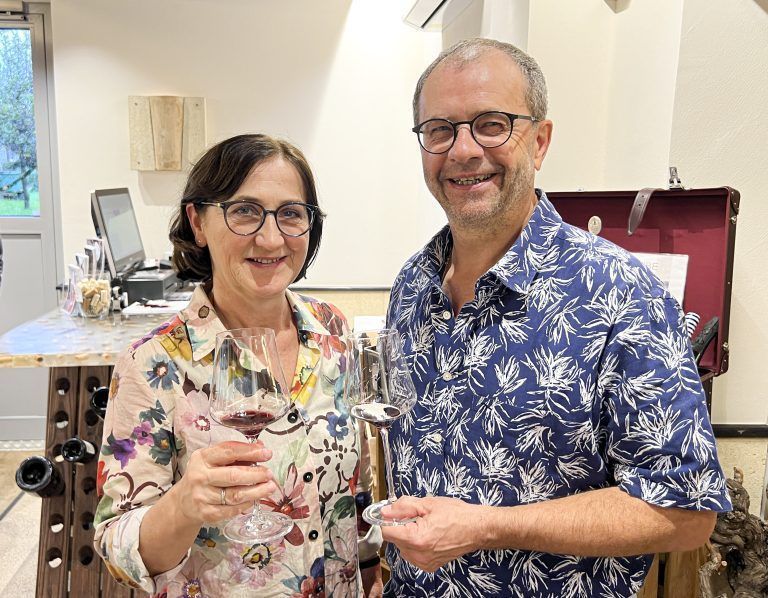Michaela und Internist Peter Grabher bei der Verkostung