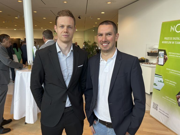 Mit dabei: Transporteur Joel Bischof und Fabian Fässler (Rauch Fruchtsäfte)