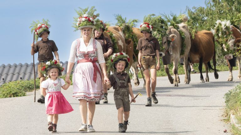 Beim Alpabtrieb in vorderster Front Verena Fetz mit den beiden Kindern Emil und Lenia - © Armin Loacker