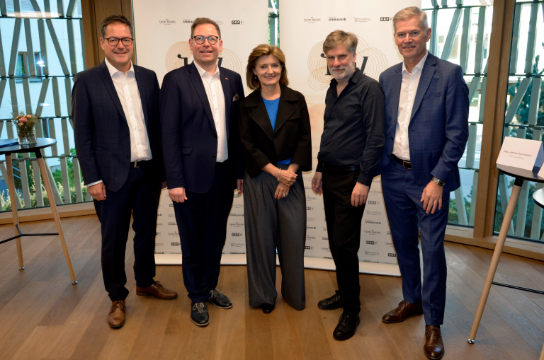 v. l.: Mag. Martin Jäger, MBA (Dornbirner Sparkasse), Landesdirektor Markus Klement und Mag. Jasmine Ölz-Barnay (Koordination Kultur) vom ORF Vorarlberg, Dr. Winfried Nußbaummüller (für die Abt. Kultur Land Vorarlberg) sowie Bernhard Moosbrugger (Direktor Casino Bregenz)