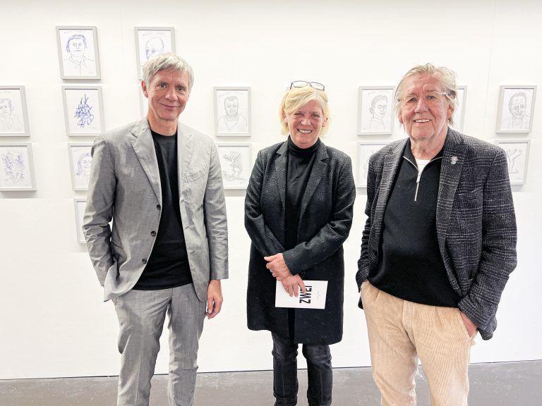 Redner Thomas D. Trummer, Galeristin Andrea Romagna-Miessgang und Künstler Gottfried Bechtold präsentierten _Zwei_