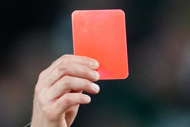 ABD0149_20240303 - WIEN - …STERREICH: Schiedsrichter Markus Hameter gibt die rote Karte am Sonntag, 03. MŠrz 2024, wŠhrend der Admiral Bundesliga-Begegnung, 21. Runde, zwischen SK Rapid und SC Austria Lustenau in Wien. - FOTO: APA/EVA MANHART