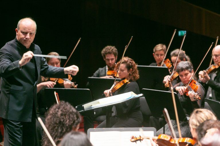 Bregenz am 29.9.2024 SOV Symphonieorchester Vorarlberg, Konzert im Festspielhaus, Violinkonzert mit Geiger Kolja Blacher