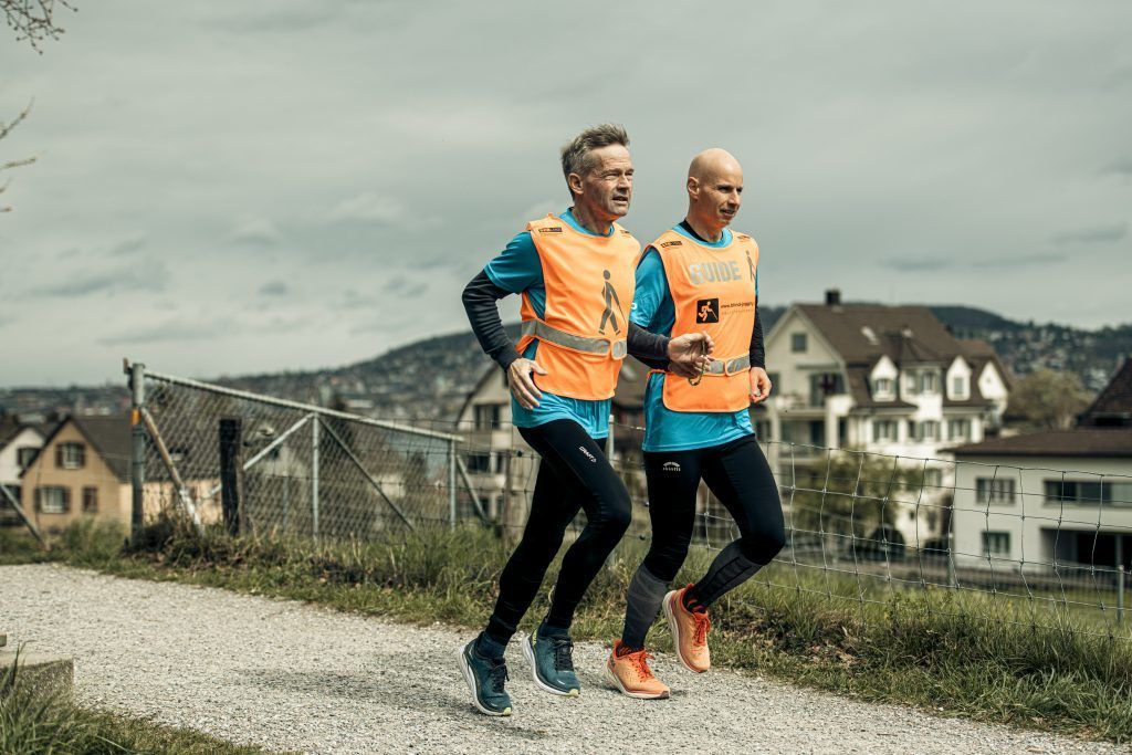 Im Dunkeln ins Ziel: Die inspirierende Reise eines blinden Marathonläufers