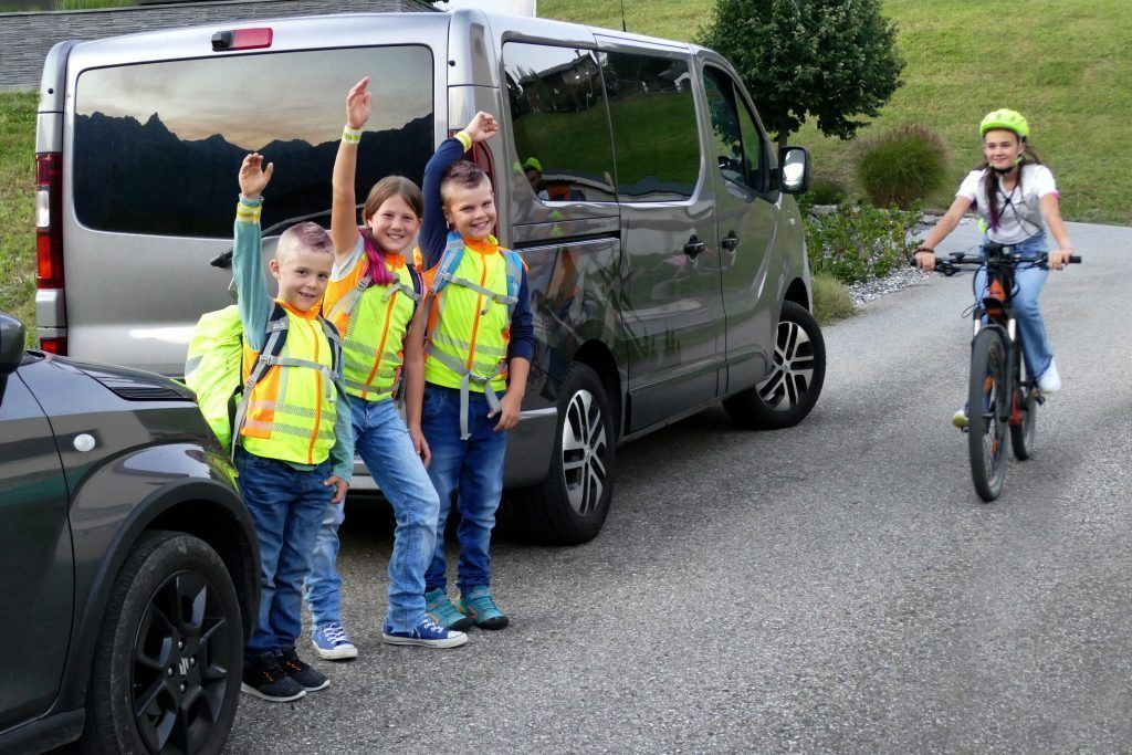 Mit der Kinderpolizistin von der Klasse direkt auf die Straße
