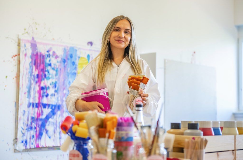 Buntes Spektakel: Isabella Neyer (28) eröffnet Vorarlbergs erstes Actionpainting-Studio