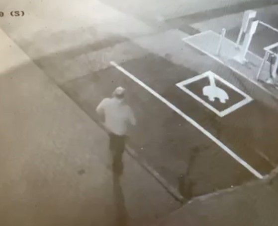 Wer kennt diesen Mann? Bild und Video vom Lustenauer Tankstellenräuber